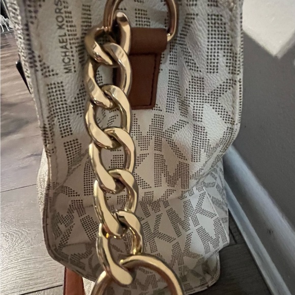 Micheal Kors purse! Like new!! - Picture 9 of 11